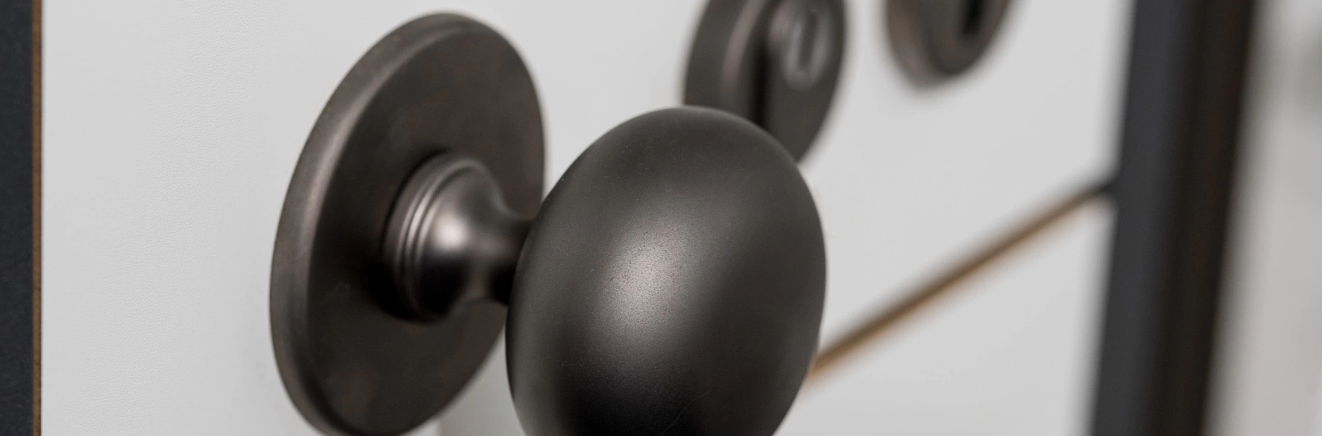 Zwart deurbeslag bij Postma en Postma