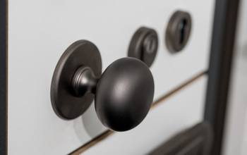 Zwart deurbeslag bij Postma en Postma